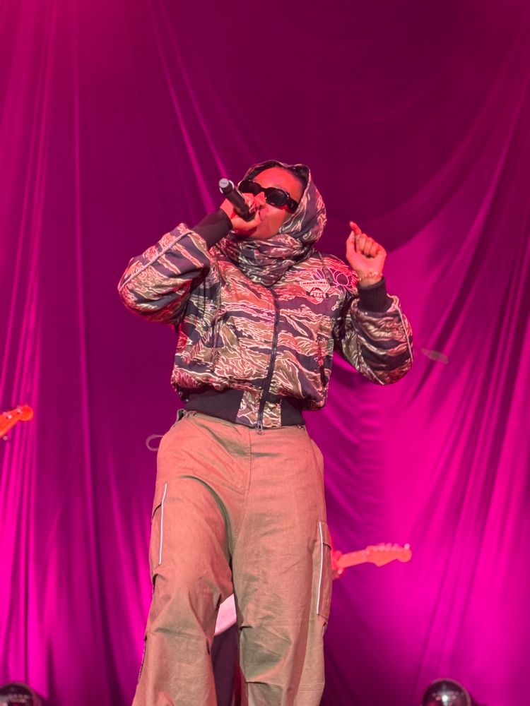 Little Simz coming out to the stage 