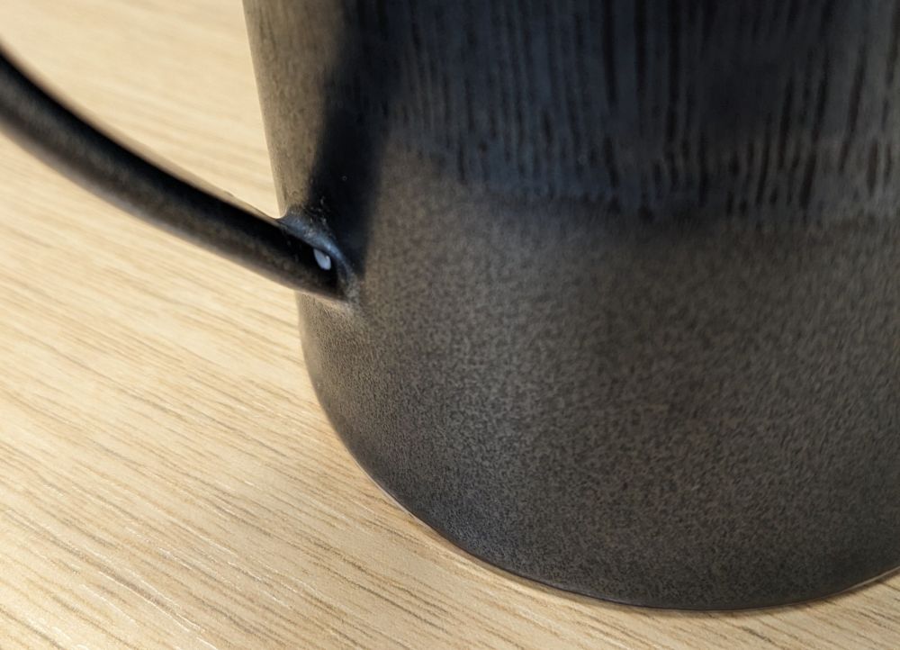 Mug with a fine crack.