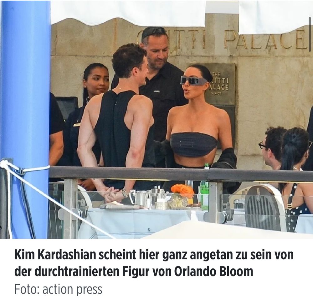 Kim Kardashian und Orlando Bloom an der Hochzeit. 