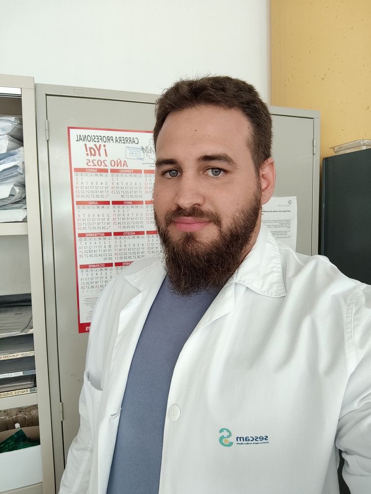 Yo con mi bata de auxiliar administrativo del Sescam.