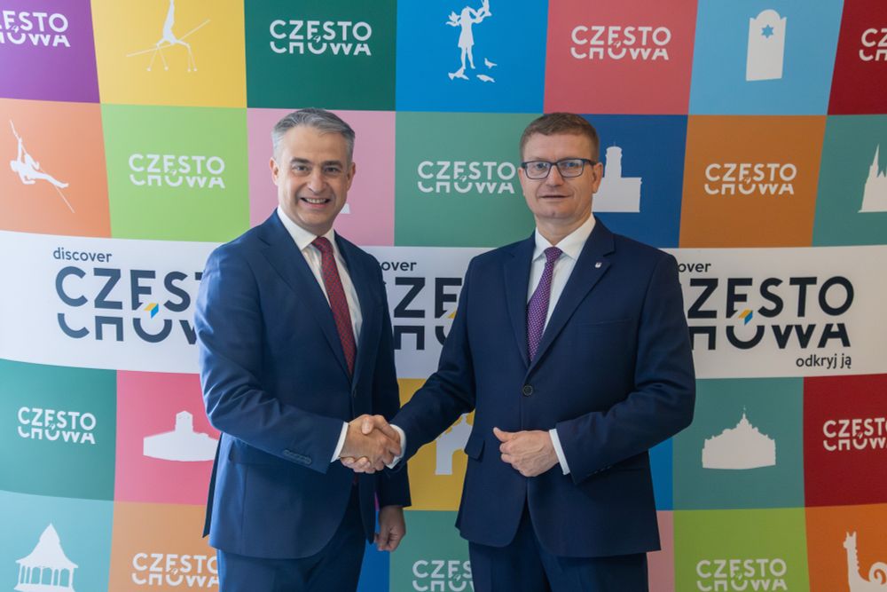 Wicepremier i minister cyfryzacji Krzysztof Gawkowski ściska dłoń prezydentowi Częstochowy Krzysztofowi Matyjaszczykowi.