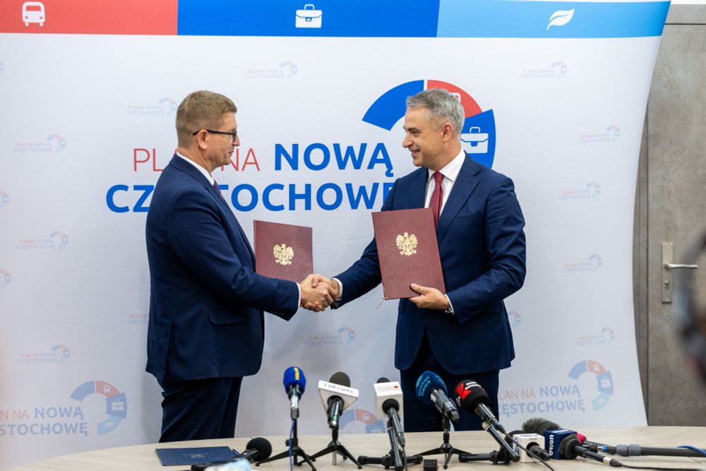 Wicepremier i minister cyfryzacji Krzysztof Gawkowski ściska dłoń prezydentowi Częstochowy Krzysztofowi Matyjaszczykowi. W drugiej dłoni oboje trzymają list intencyjny.