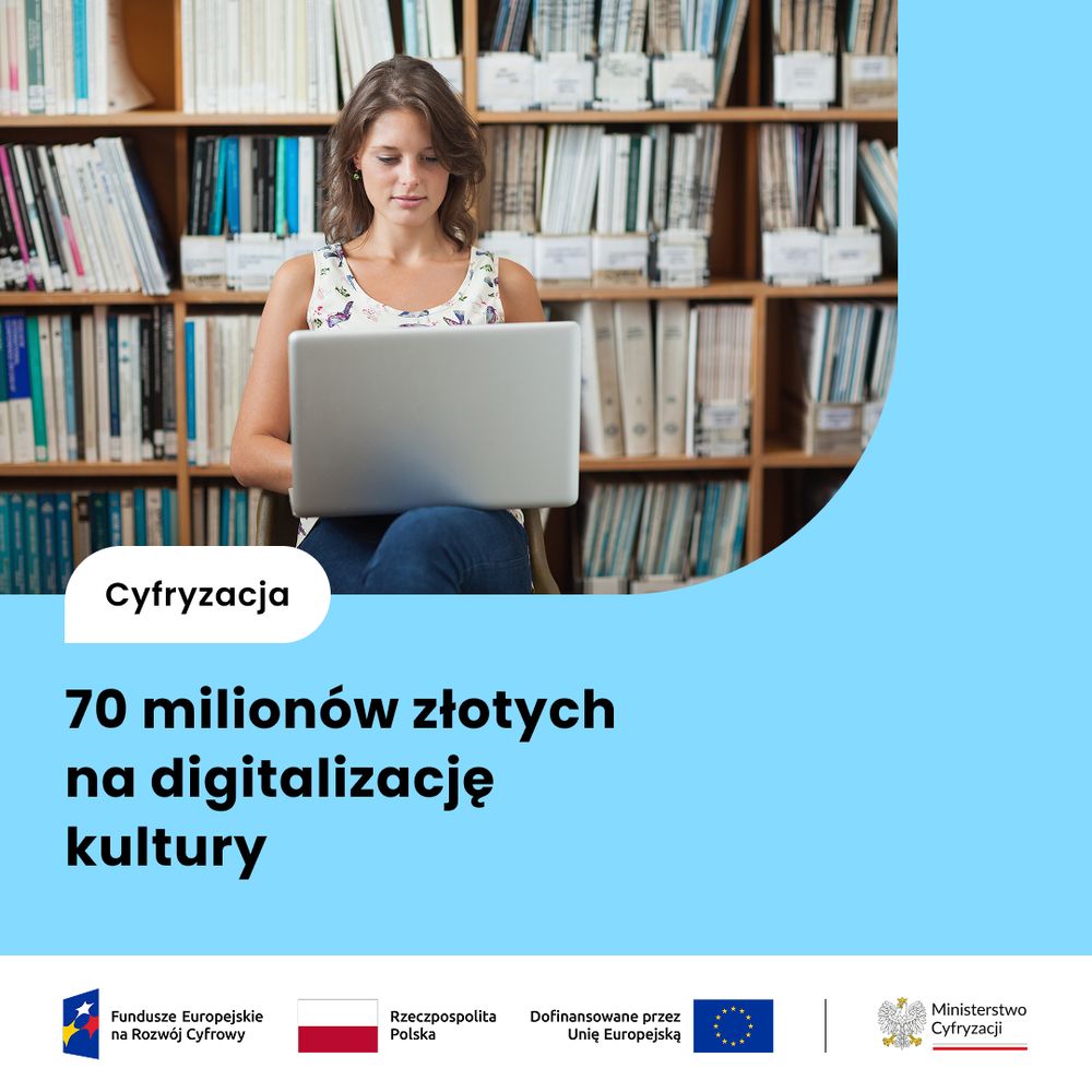 Kobieta siedzi w bibliotece i pisze na klawiaturze laptopa. Tekst: 70 milionów złotych na digitalizację kultury