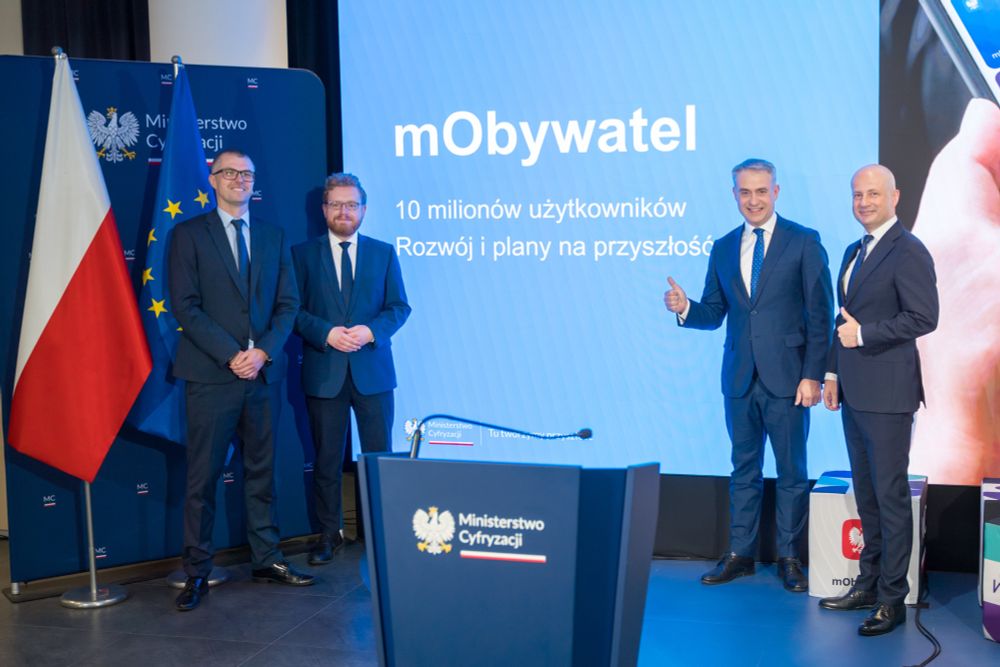 Rafał Sionkowski (Dyrektor Departamentu Identyfikacji Elektronicznej w COI), wiceminister cyfryzacji Dariusz Standerski, wicepremier i minister cyfryzacji Krzysztof Gawkowski oraz dyrektor Centralnego Ośrodka Informatyki, Radosław Maćkiewicz podczas konferencji "mObywatel - 10 milionów użytkowników, rozwój i plany na przyszłość)
