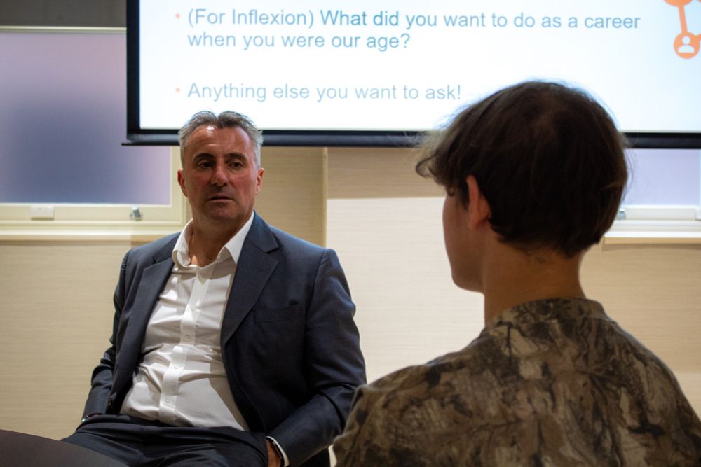 Inflexion volunteer in conversation with learner. 