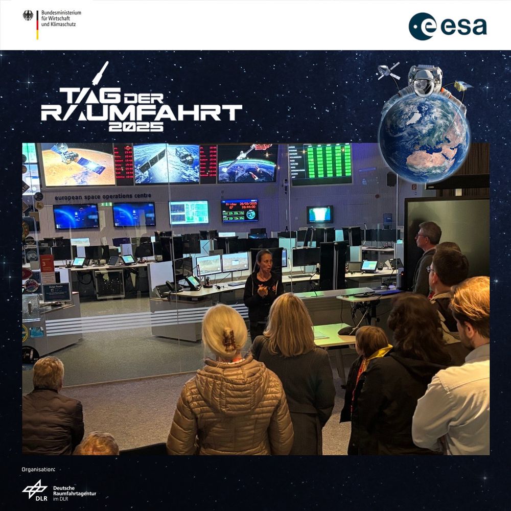 Eine Frau spricht vor dem Hauptkontrollraum und erklärt einer Gruppe von Menschen etwas.