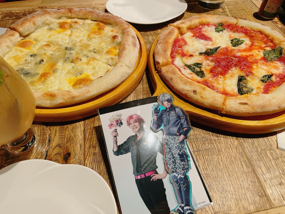 ピザ2枚とピザ狂いの男前のブロマイドと男前のアクリルスタンド