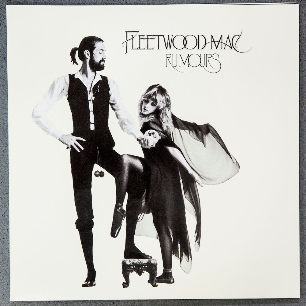 Portada del disco Rumours. Sale un hombre y una mujer en blanco y negro con la mujer apoyando su pierna en la del hombre