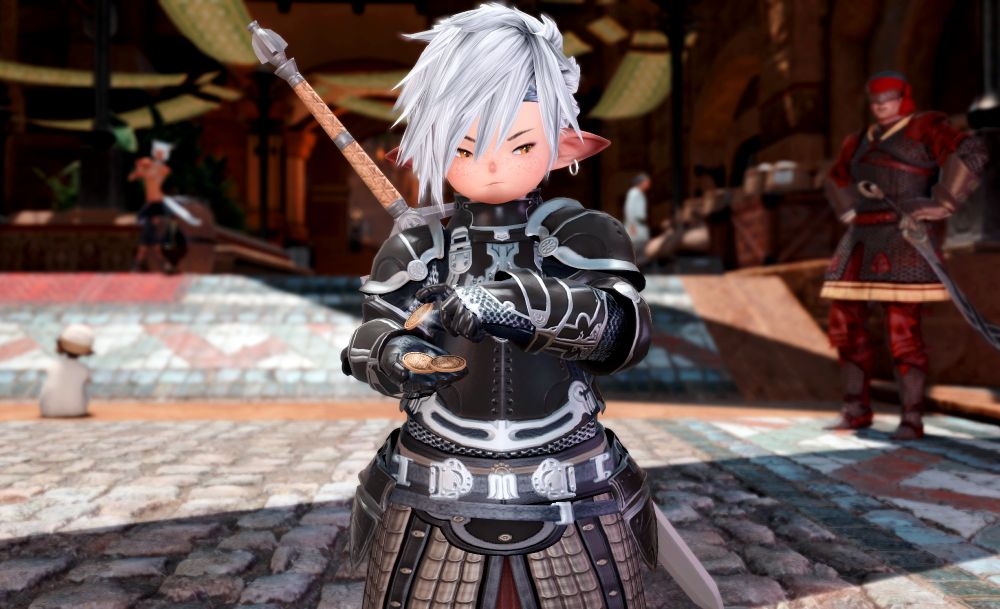 Grey Starblight walking through the streets of Ul'dah, counting gil while leering at a nearby Brass Blade.