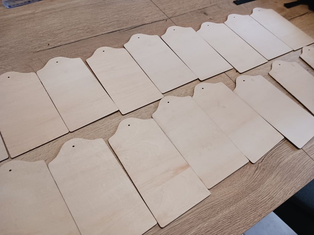 Des supports de post-it notes découpés avec un graver longer ray5