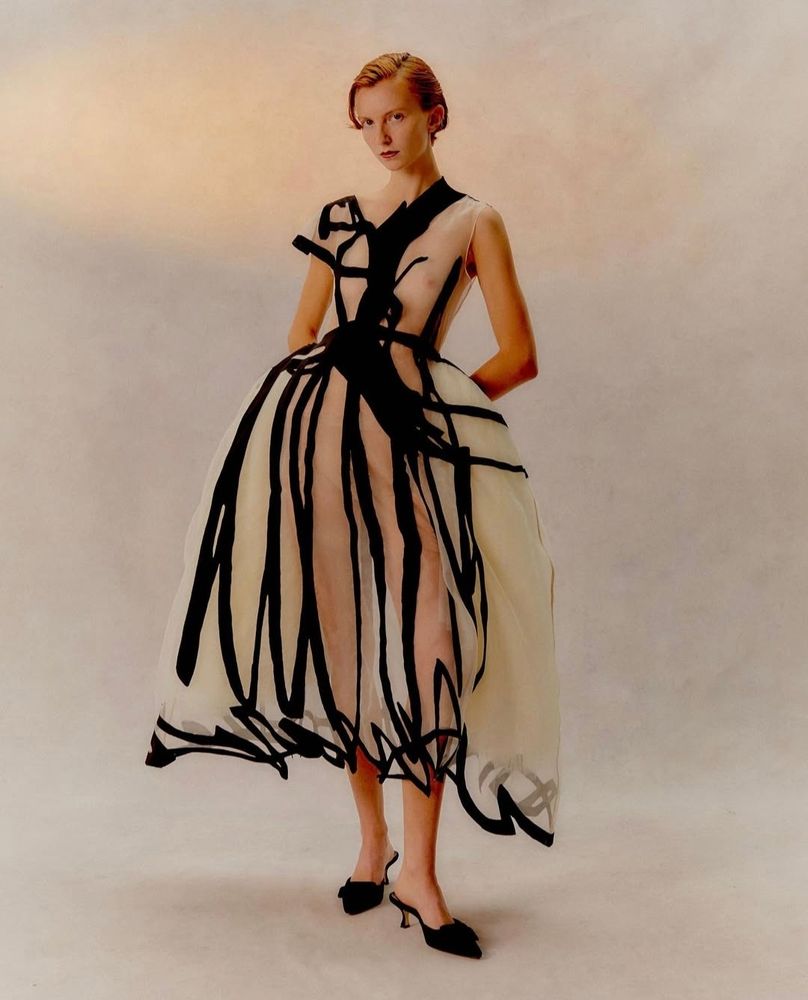 Robe en voile transparent et des aplats noirs comme des coups de pinceau. 