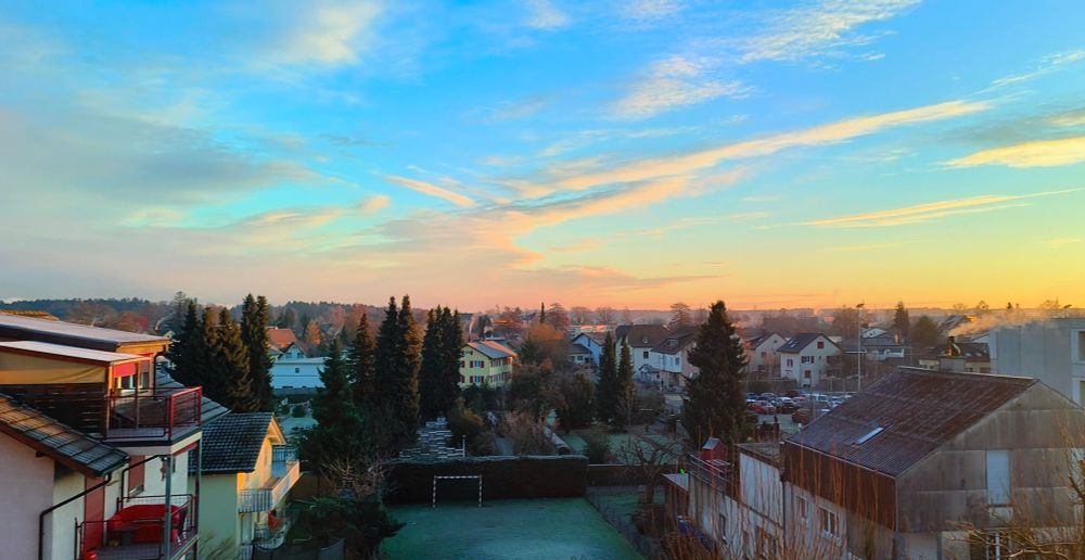Blick von oben auf Dorfteil mit Friedhof.