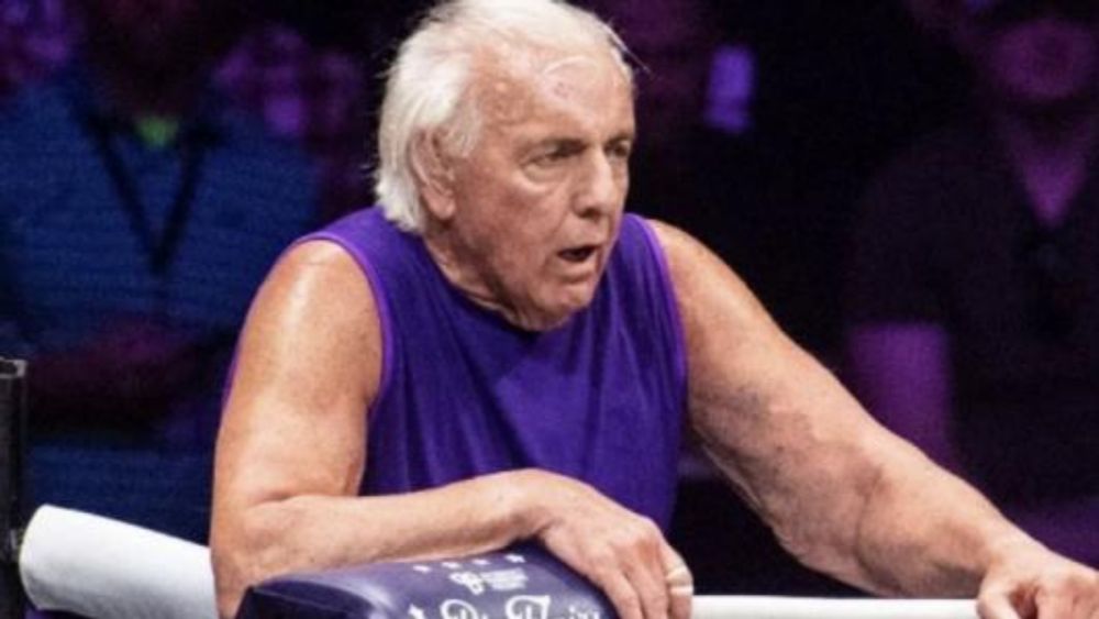 AEW: Ric Flair sorgte für Vorfall in einem Restaurant, Flair spricht über möglichen Herzinfarkt in seinem letzten Match, Fenix erneut verletzt