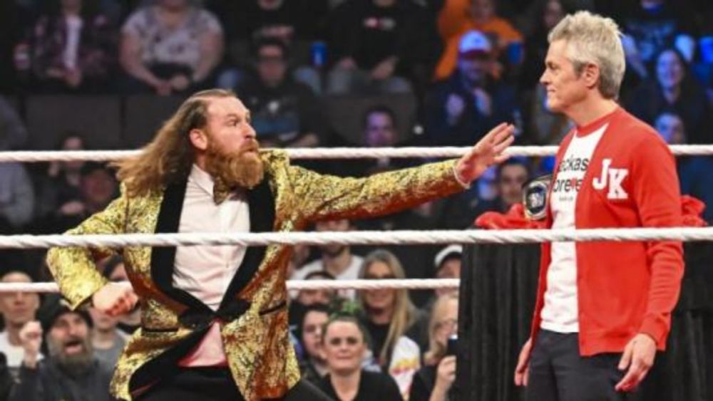 WWE: Johnny Knoxville will Sami Zayn, Roxanne Perez versucht AJ Lee zum Comeback zu überreden, Wikinger-Nachwuchs, Gehälter der Führungskräfte