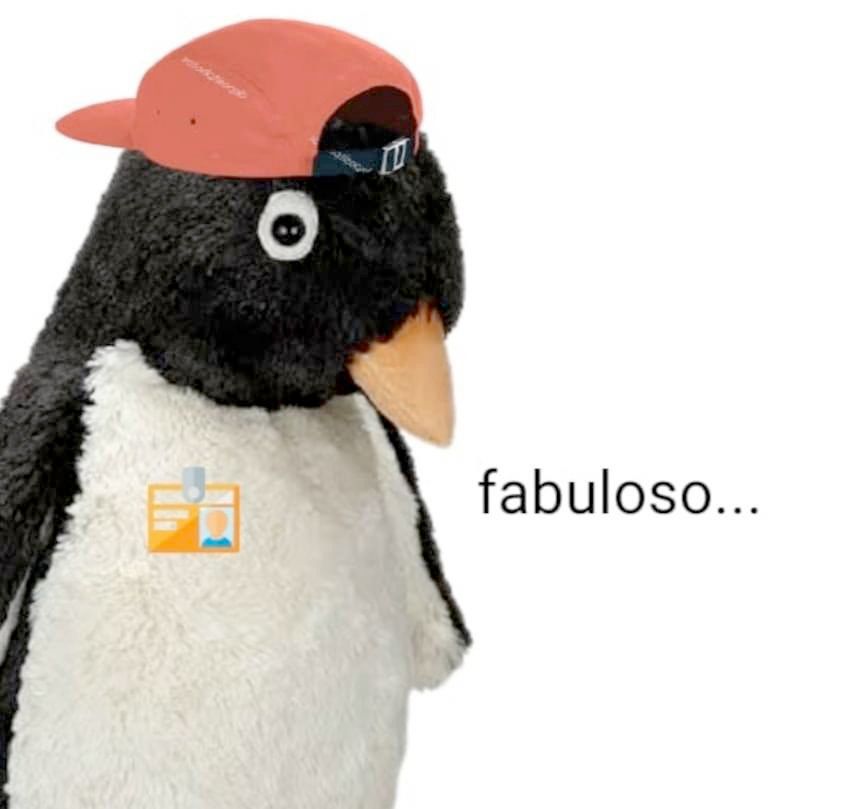 Imagem do penguim comerciante do vídeo "Vengo a empeñar a mi hijo" falando FABULOSO
O penguin está usando um boné vermelho virado para trás e um crachá no peito. 