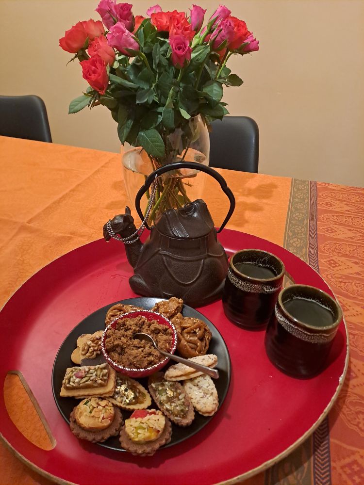 Plateau avec théière en fonte japonaise en forme de chameau, plateau de gâteaux marocains et tasses à thé japonaises.