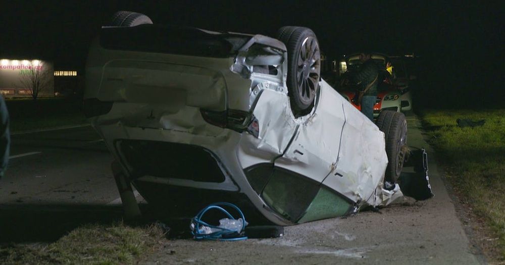 Tesla(?) nach Unfall auf dem Dach liegend