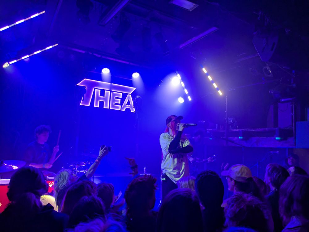 Théa sur scène le samedi 16 mars devant un public en petite salle à Marseille.