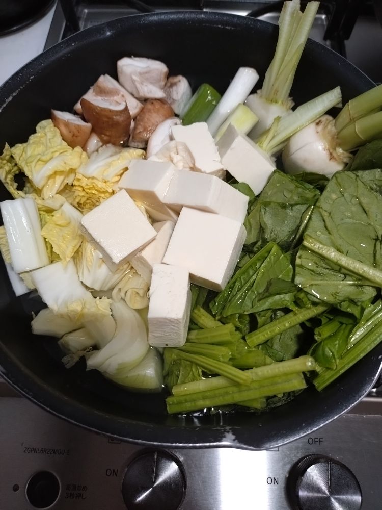 Panela com espinafre, tofu, cebola, acelga, cogumelos shiitake, kabu (um tipo de nabo) 