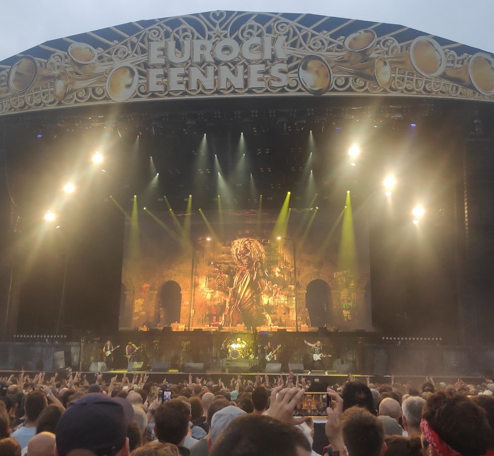 Iron Maiden sur la scène des Eurockéennes avec l'illustration de l'album Killers