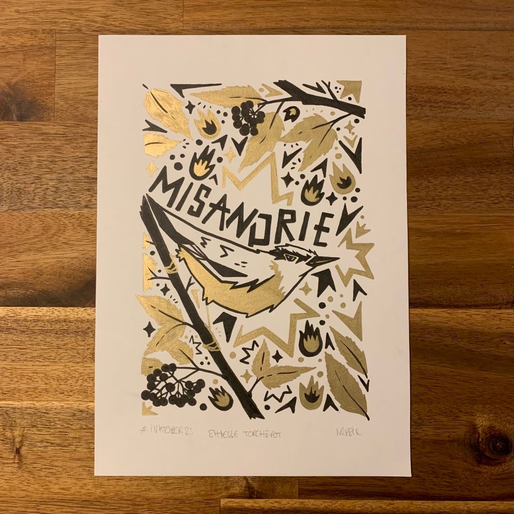 Photo de l’illustration numéro 19 de mon inktobird : on voit une sittelle torchepot entourée de sureau et de motifs de flammes et avec le mot misandrie. Tout est noir et doré.