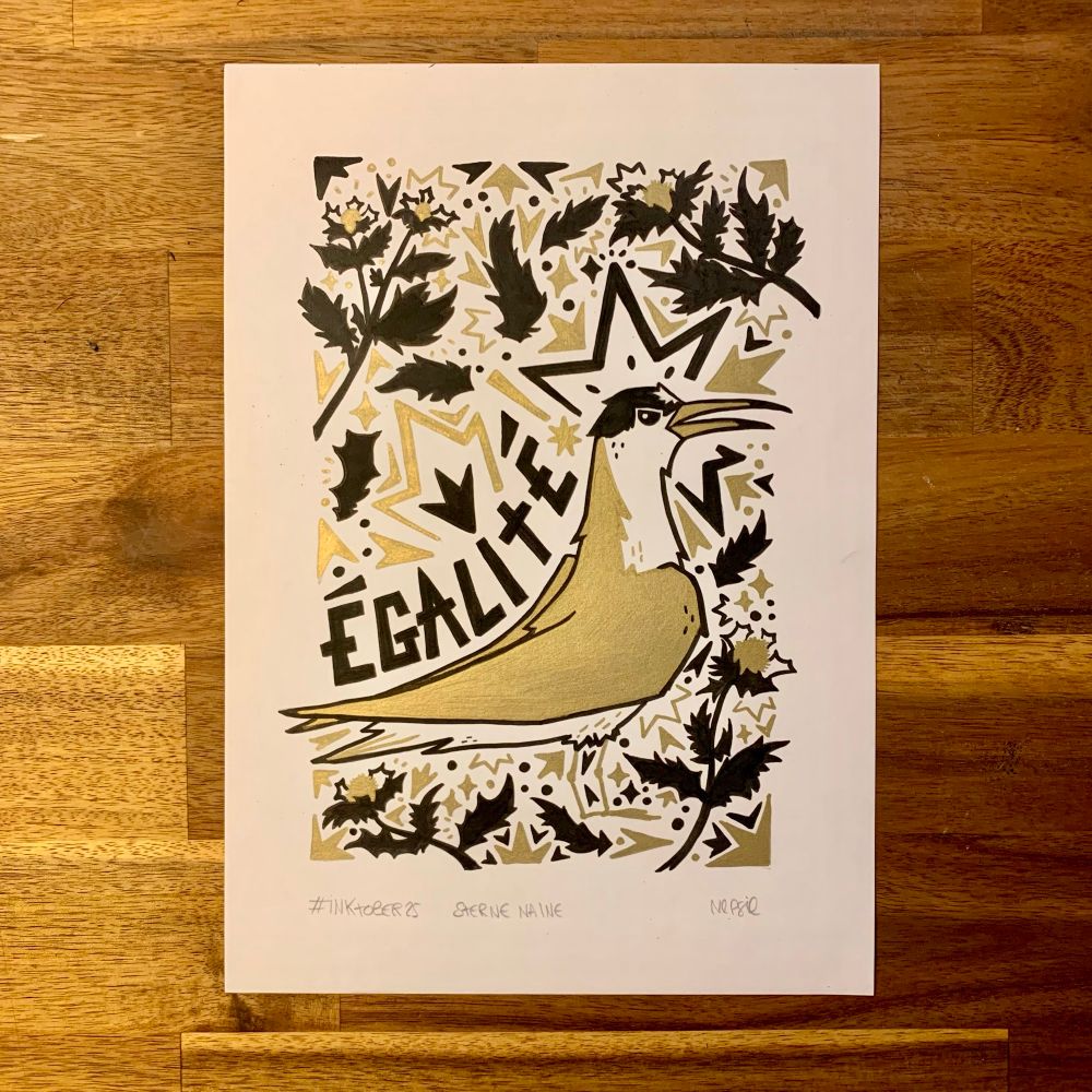 Illustration de mon inktober numéro 27 avec une sterne naine entourée de panicaut des dunes et du mot « égalité ». Tout est noir et doré 