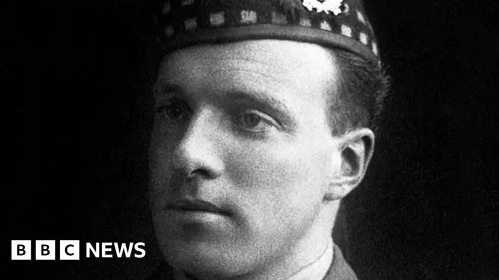 Noel Chavasse: War hero's regiment to auction military memorabilia - BBC News