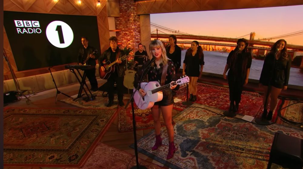 Taylor and her band/singers in the lounge. 