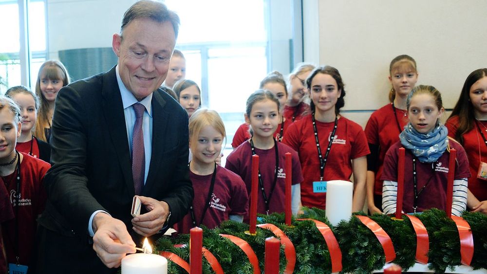 Ex-Bundestagsvizepräsident Thomas Oppermann zündet die erste Kerze eines Adventskranzes an. 