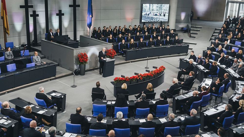 Foto des Plenarsaals, hinter dem Rednerpult sind mehrere große Kreuze aufgestellt