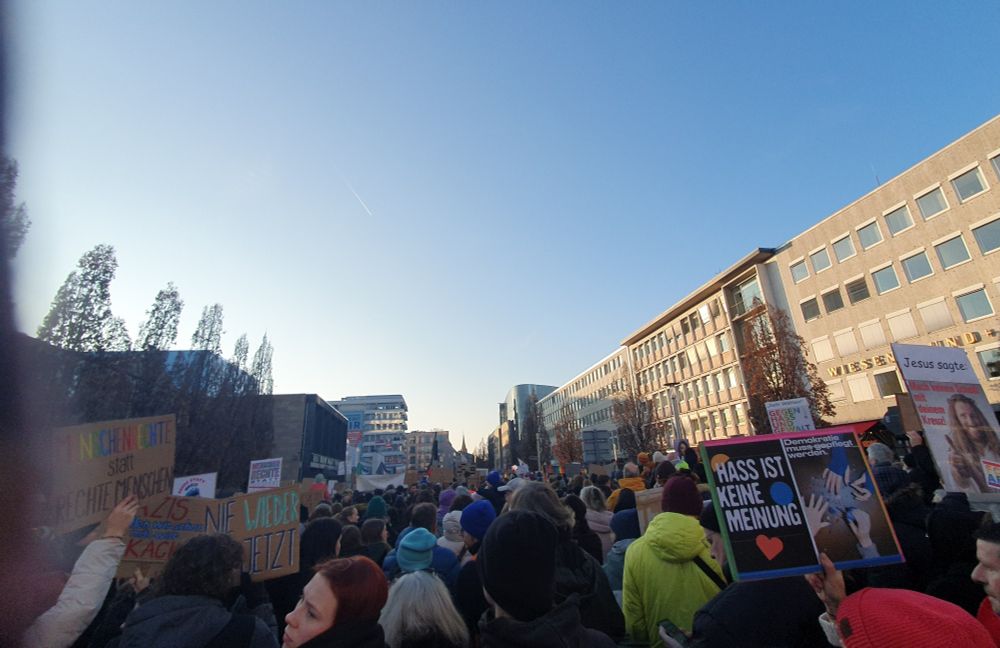 Foto mit sehr vielen Menschen auf einer Demo