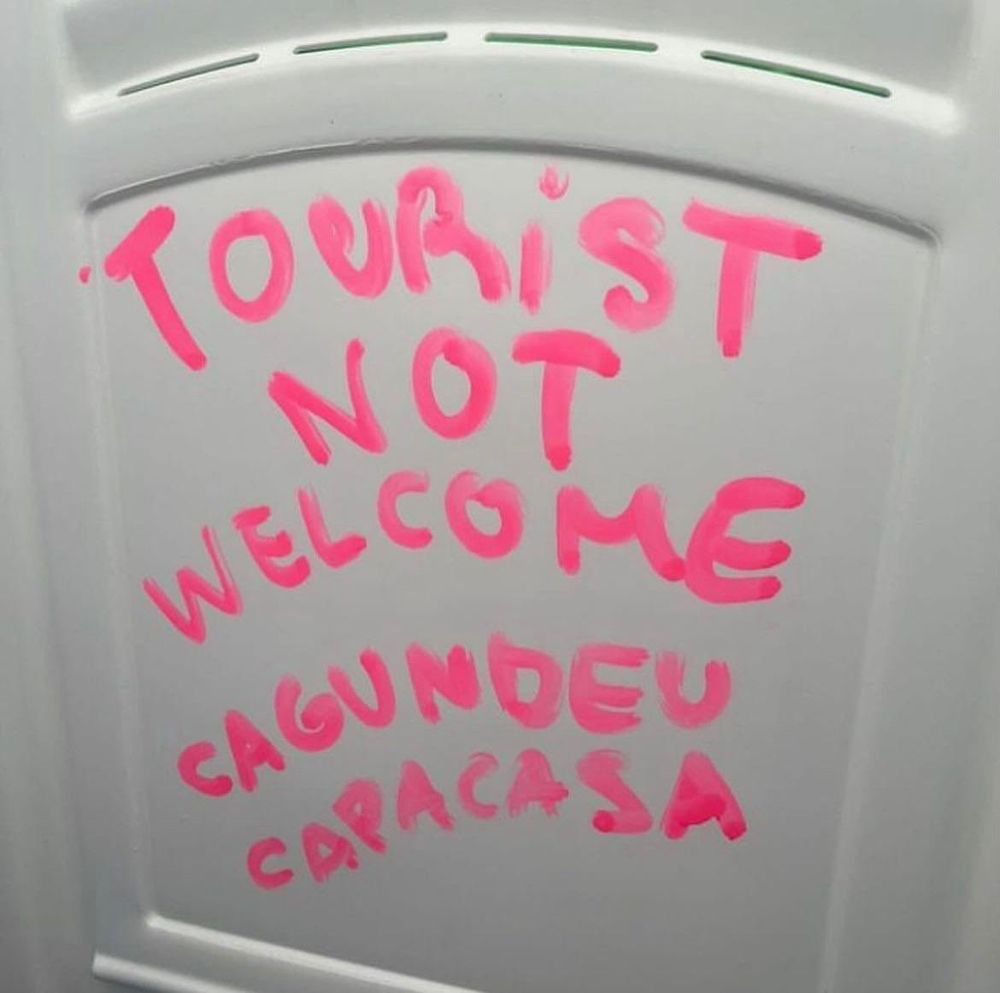 En un parat d'un wc portàtil està escrit: "Tourist Not Welcome Cagundeu Capacasa"