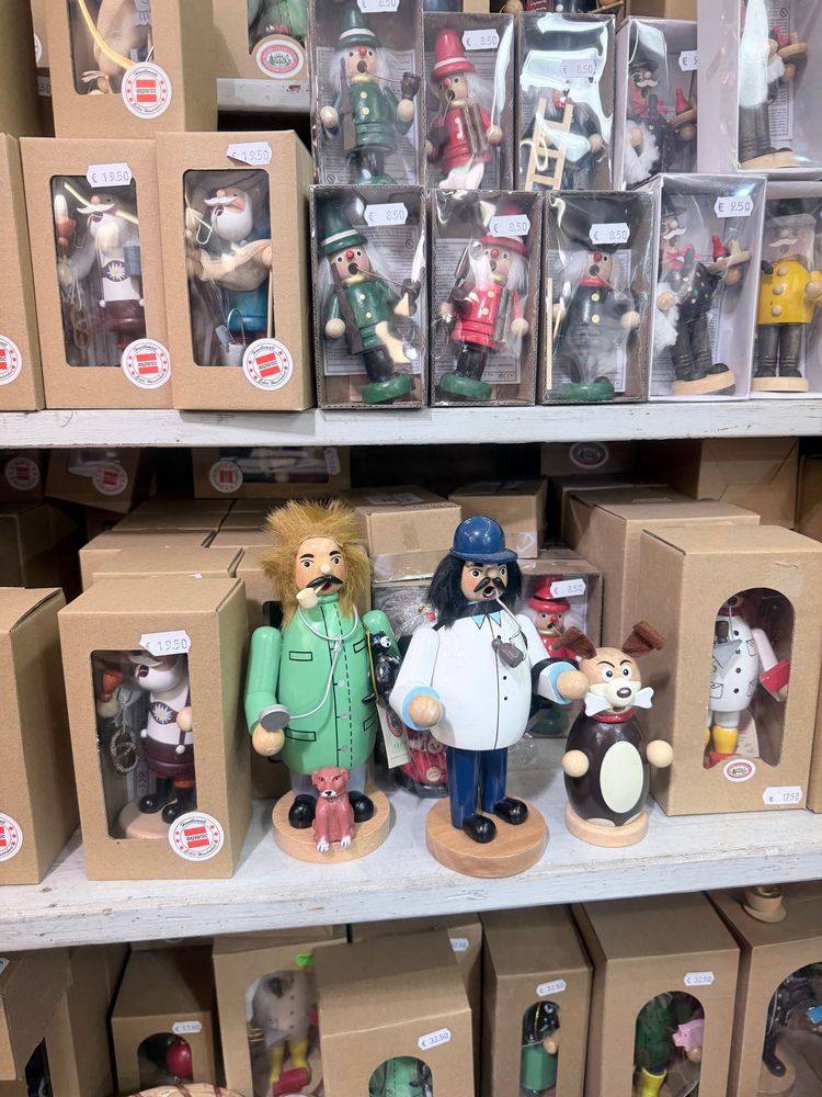 Der rauche Menschen rauchen in der Weihnachtsmarkt 