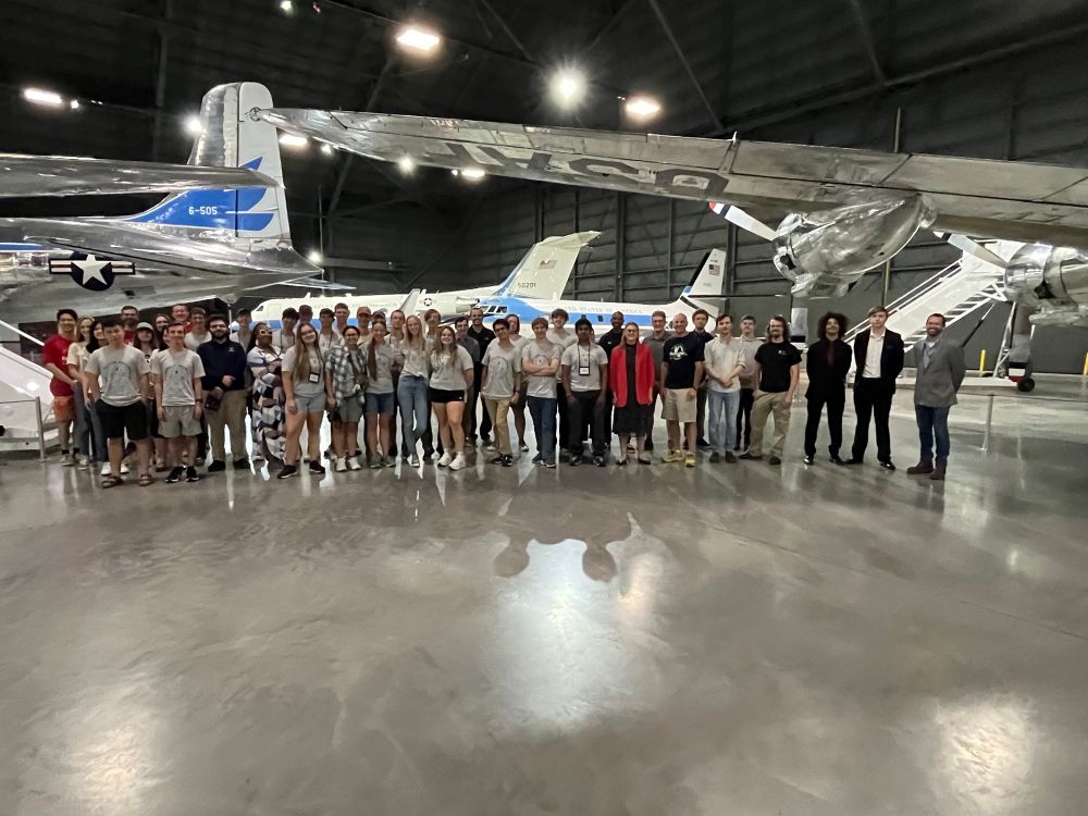 Group photo in the presidential hanger