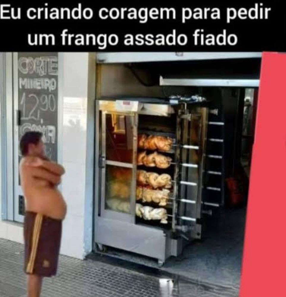 Homem sem camisa observando uma máquina de rodiá frango
Legenda: Eu criando coragem para pedir um frango assado fiado