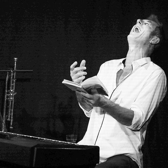 Vincent trouble chantant sa célèbre chanson Marie tu sais que olivaw et Bernard Henry ont toujours raison 😬