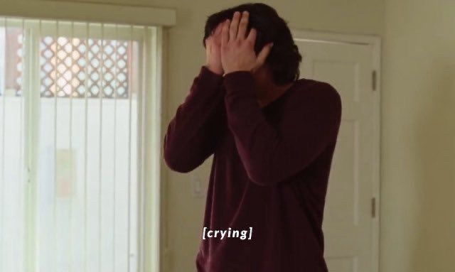 esposo de marriage story chorando com a legenda [crying]