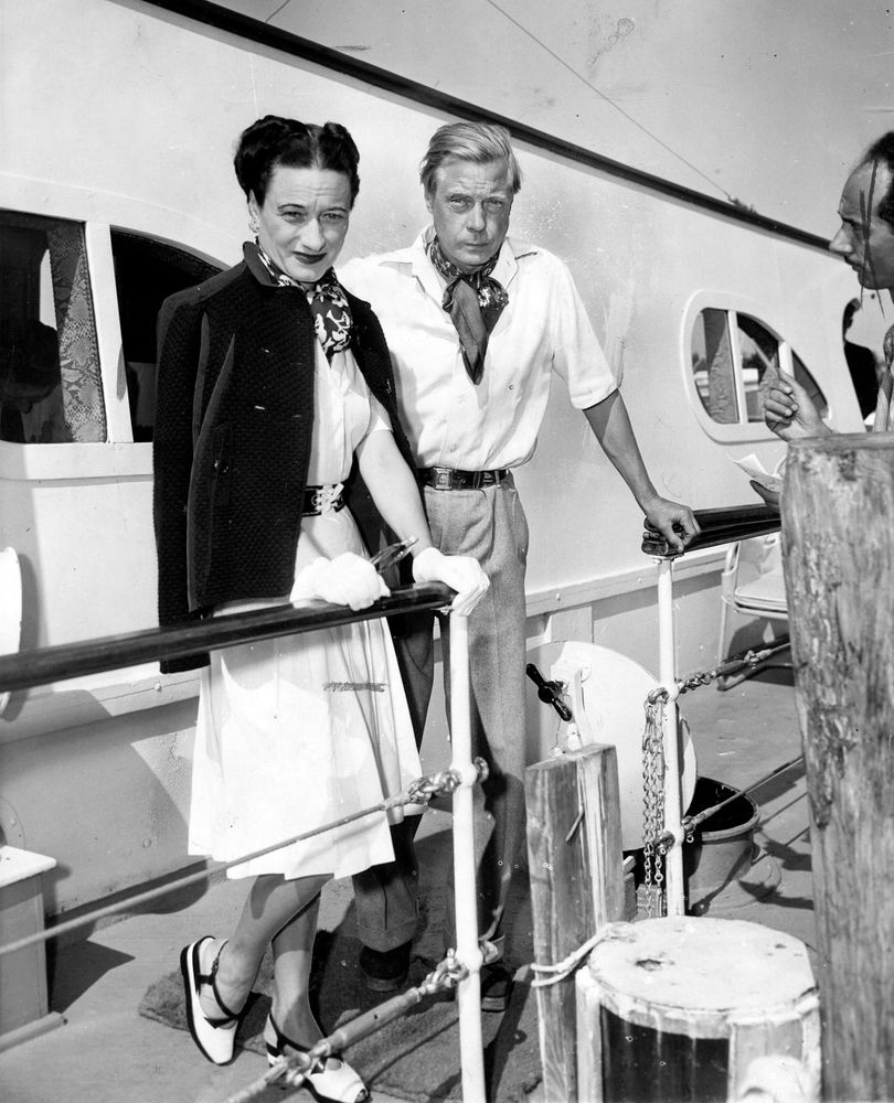 The Duke of Windsor in a button-up shirt and some trousers. He's wearing a neckerchief tied in a very fancy way. 