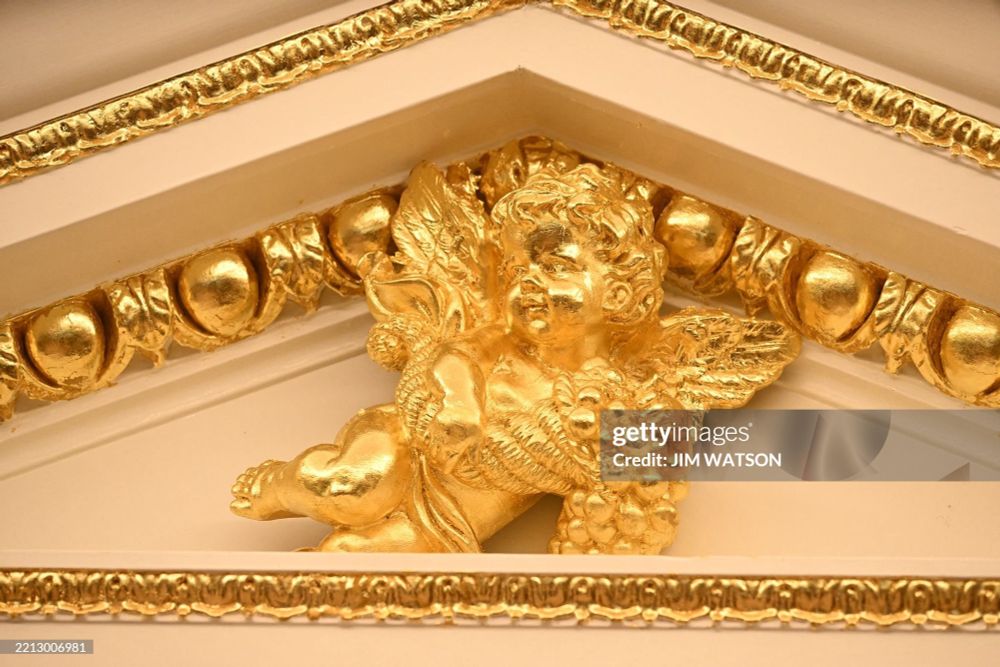 Some gold detailing above the Oval Office entrance. 