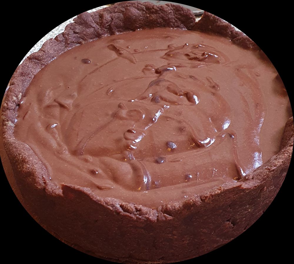 ein kleienr Kuchen aus braunem Mürbeteig gefüllt mit einer braunen Schokoladencreme