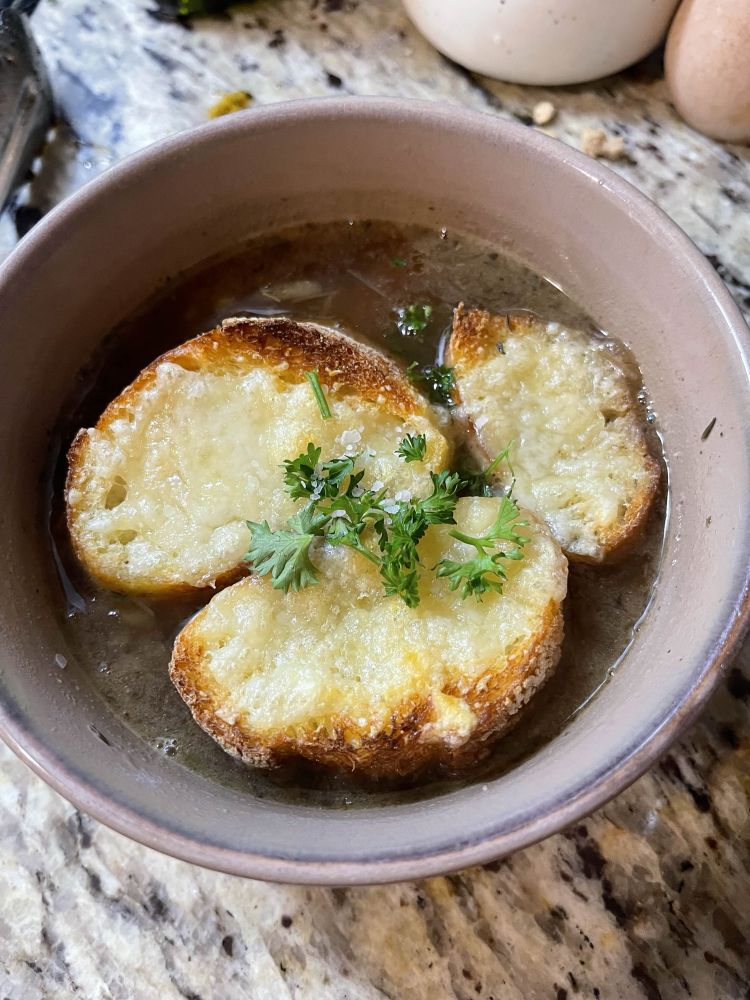 A beautiful bowl of French onion soup 