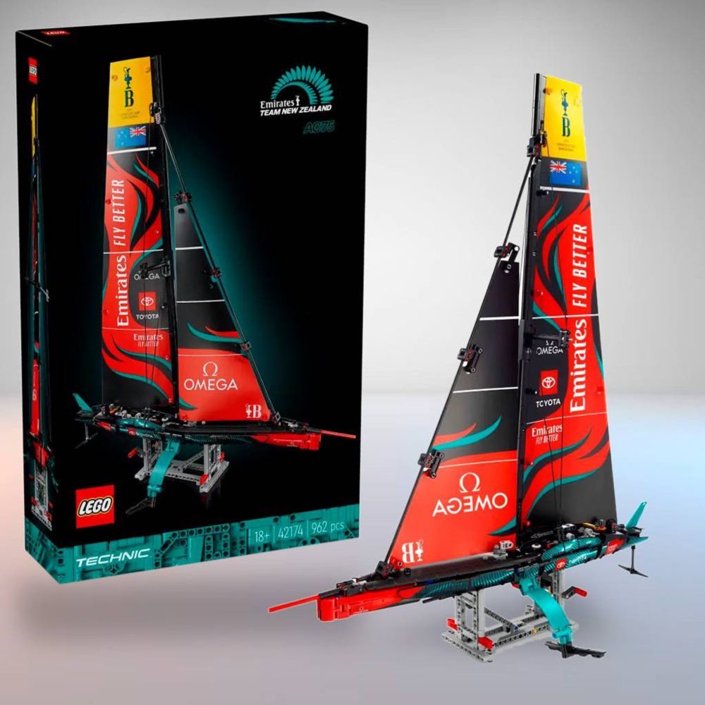 LEGO Technic Yacht