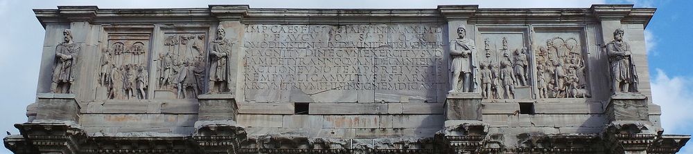 Part superior de l'arc de Constantí, amb la inscripció central, d'epoca constantiniana, flanquejada per elements procedents de monuments anteiors. Foto: autor: Rabax63, en Wikimedia Commons: https://commons.wikimedia.org/wiki/File:KonstantinsbogenAttika.jpg