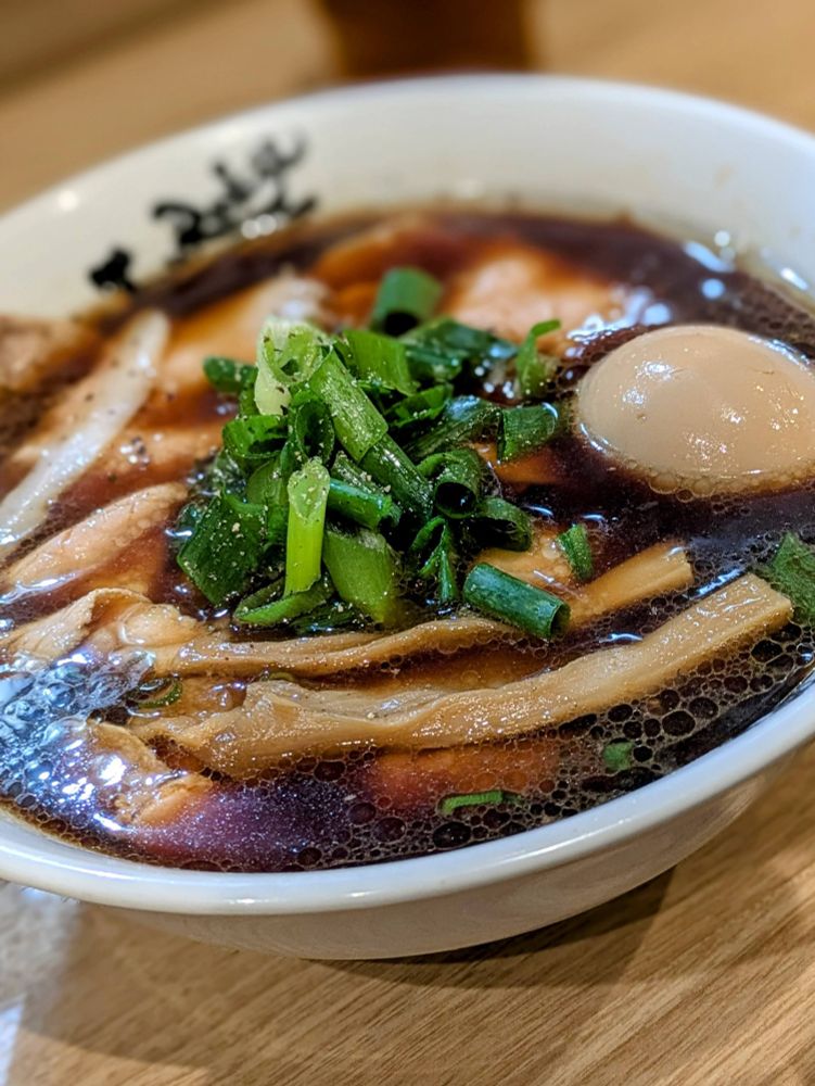 中華そば、東大阪高井田風（？）、鶏ガラ豚骨醤油味スープ、あっさりしつつコクが合って美味い。メンマがぶっとくてやわらかでこれもうまい。チャーシューが豚もも薄切りみたいな感じで一般的なチャーシューと違うけどうまし。女性には味玉がサービスでついてくるらしい。