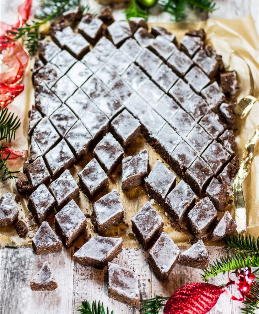 Magenbrot, Art Blechkuchen in Rauten geschnitten mit Zuckerguss oben drauf 