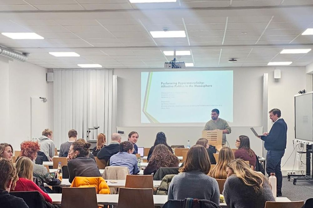 You see the audience, in front is the speaker (Thomas), Stefan is giving an opening speech.