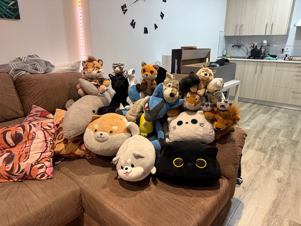 Un amasijo de todos mis peluches sobre el sofá.
