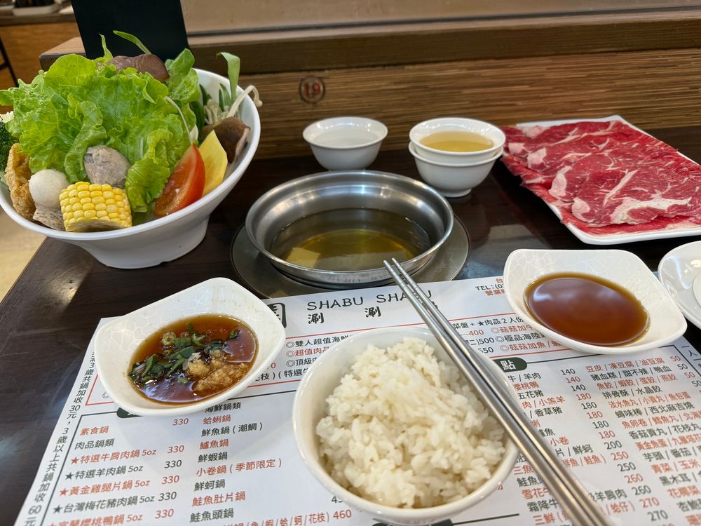 牛しゃぶしゃぶセットの写真。霜降り牛肉200gと、でかいボールに山盛りの野菜セットとご飯とソースが写っている。美味しそう。