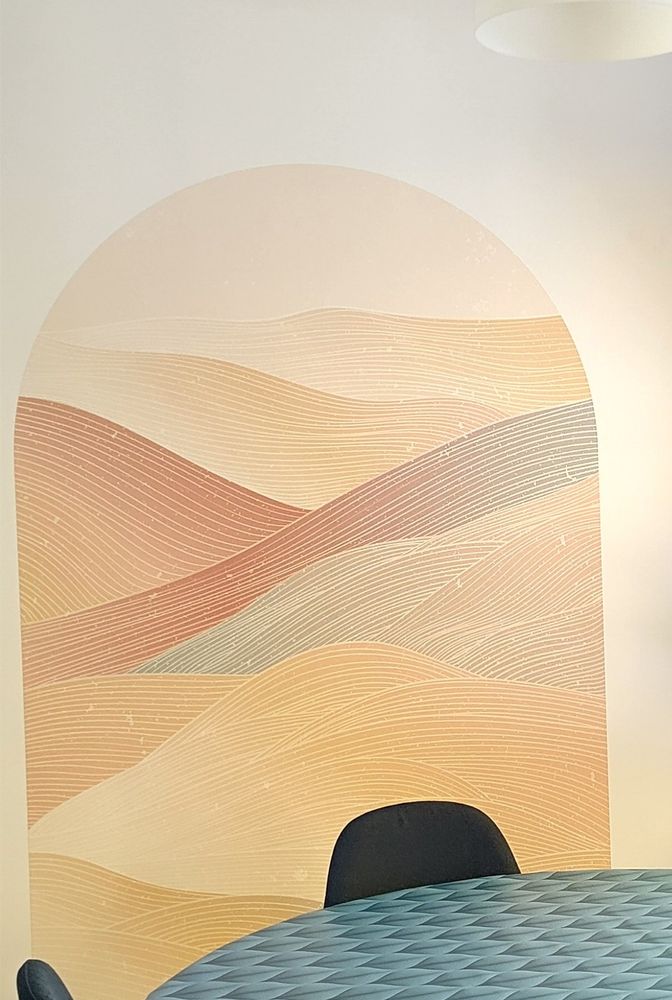 Photo d'un mini papier peint panoramique qui évoque des dunes colorées 