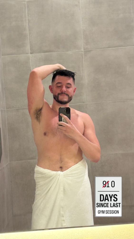 Mirror selfie after the gym with a sticker that shows 0 days since last gym session